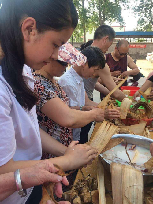 鹏祥物业开展包粽子比赛活动进行时